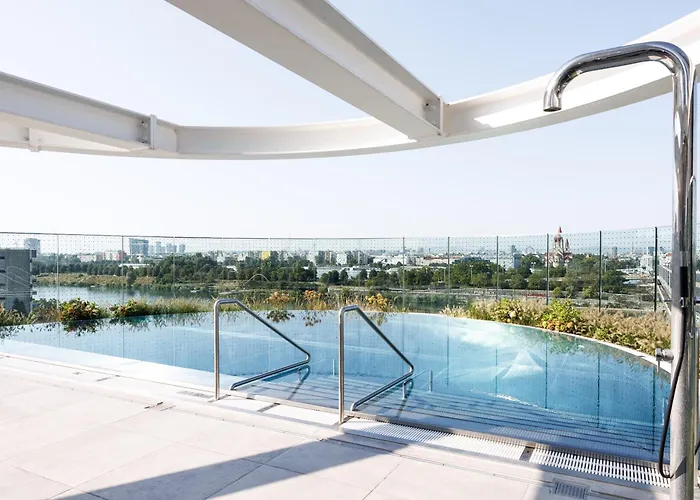 Skyline - Danube-view Balcony & Pool Apartamento
