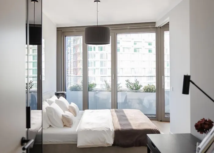 Skyline - Danube-view Balcony & Pool Apartamento *