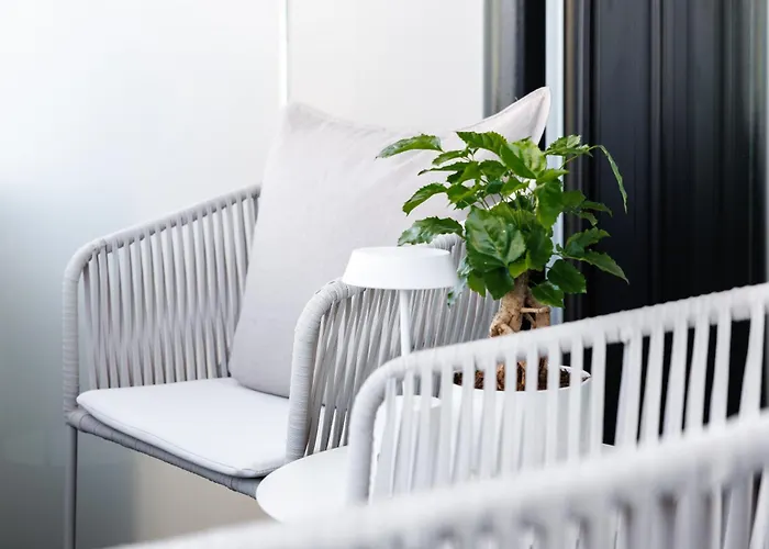 Skyline - Danube-view Balcony & Pool Apartamento *